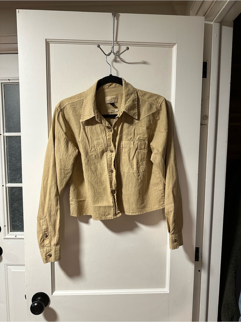 WOMEN'S TAN CROP BUTTON-UP SHIRT
